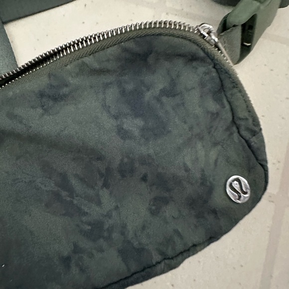 Lululemon Everywhere Belt Bag
Aquila Green Twill Multi - Picture 2 of 5